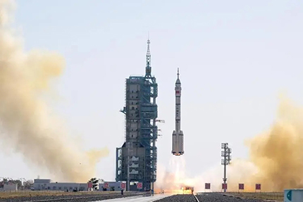 神舟十七號載人飛船于2023年10月26日11時(shí)13分從酒泉衛(wèi)星發(fā)射中心成功升空。這一重大事件標(biāo)志著我們中國航天事業(yè)邁向了新的里程碑，再次向全世界展示了中國在航天領(lǐng)域的強(qiáng)大實(shí)力和卓越能力。